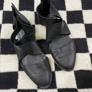 Eileen Fisher Black Flats Modern Minimalist Design | Size 8
